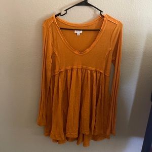 Cute orange top!